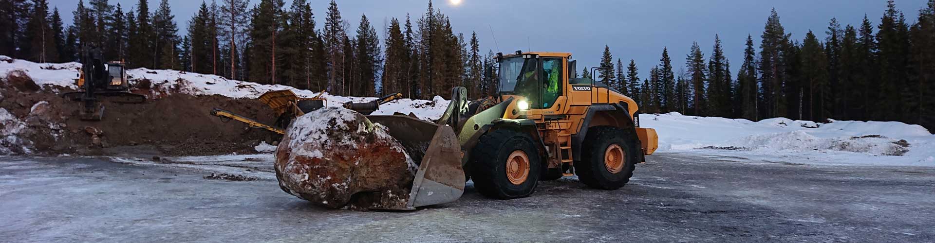 Traktor arbetar på frusen mark. 